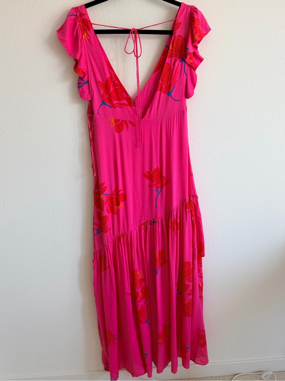 Free People - She’s a Waterfall - Size 6 
Bright Pink Floral V-Neck Maxi Dress